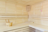Finnische Massivholz Sauna-Kabine aus 40mm Fichte mit 10mm ESG-Glasfront und Harvia Technik