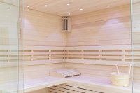 Finnische Sauna aus Lindenholz mit Glasfront Modell 14L01L200 mit Harvia Technik 200 x 200 x 210 Ofen Links Lieferung bis Bordsteinkante