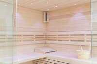 Finnische Sauna aus Lindenholz mit Glasfront Modell 14L01L220 mit Harvia Technik 220 x 220 x 210 Ofen Links Lieferung bis Bordsteinkante