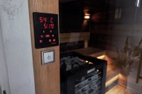 Harvia Solide Design Massivholz Sauna Kabine aus 49mm Fichte mit ESG-Glasfront und Harvia Technik